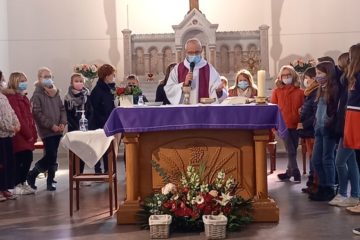 Messe en famille Bauvin, les jeunes à l'autel