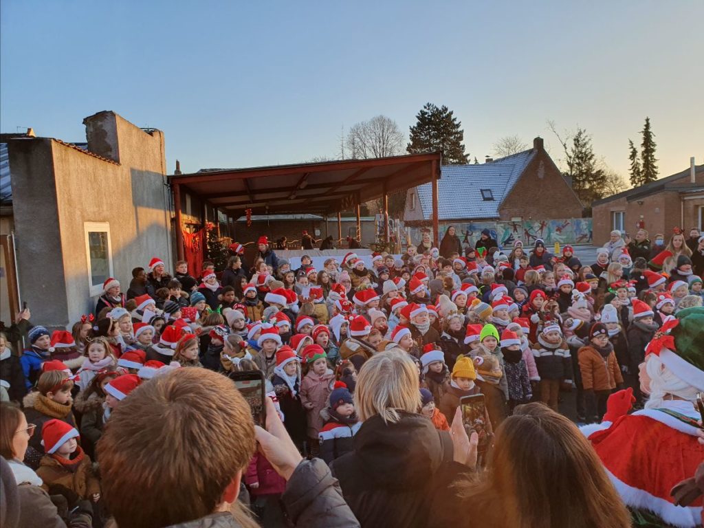 les enfants de Sainte Anne chantant sous le soleil