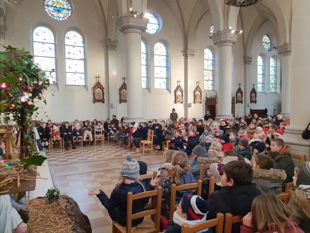 Les enfants de Notre Dame dans l'église