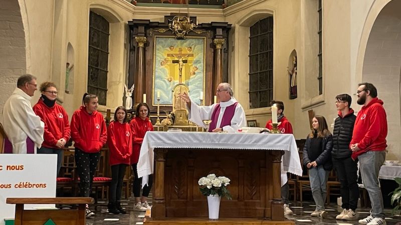 Les jeunes autour de notre curé pendant la consécration