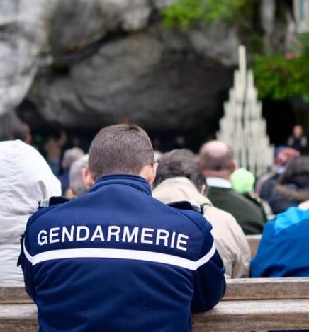 gendarme en prière