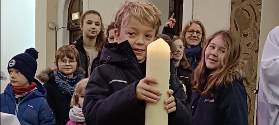 Les jeunes apportant la Lumière