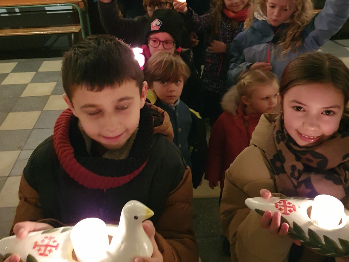 les enfants apportant la Lumière