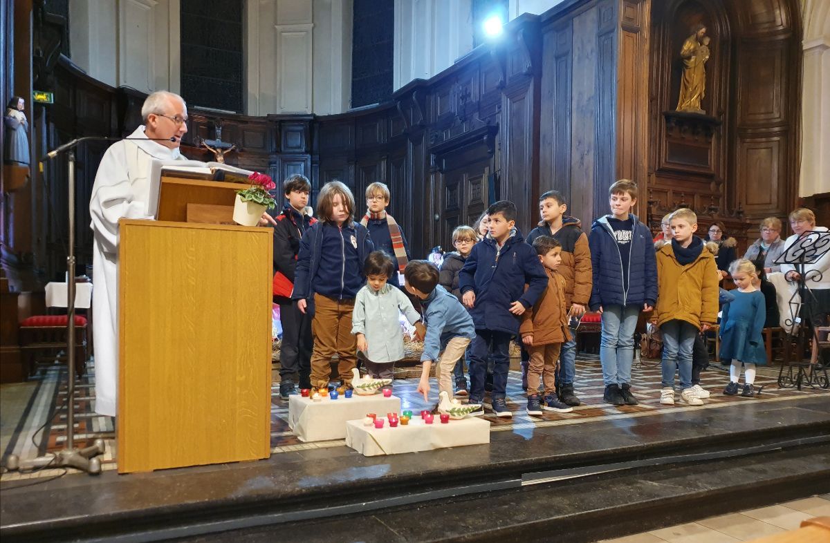 les enfants attentifs pendant l'homélie