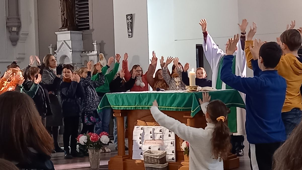 les enfants pendant le notre père