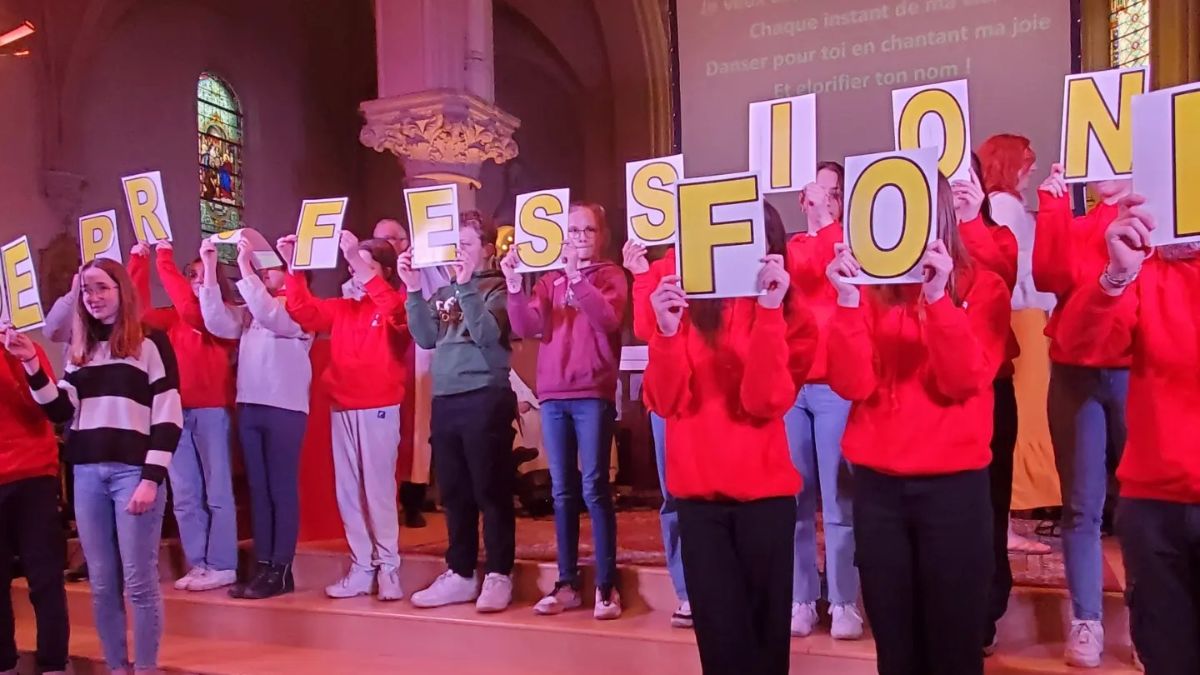 les jeunes de l'aumônerie formant le mot 'PROFESSION DE FOI'