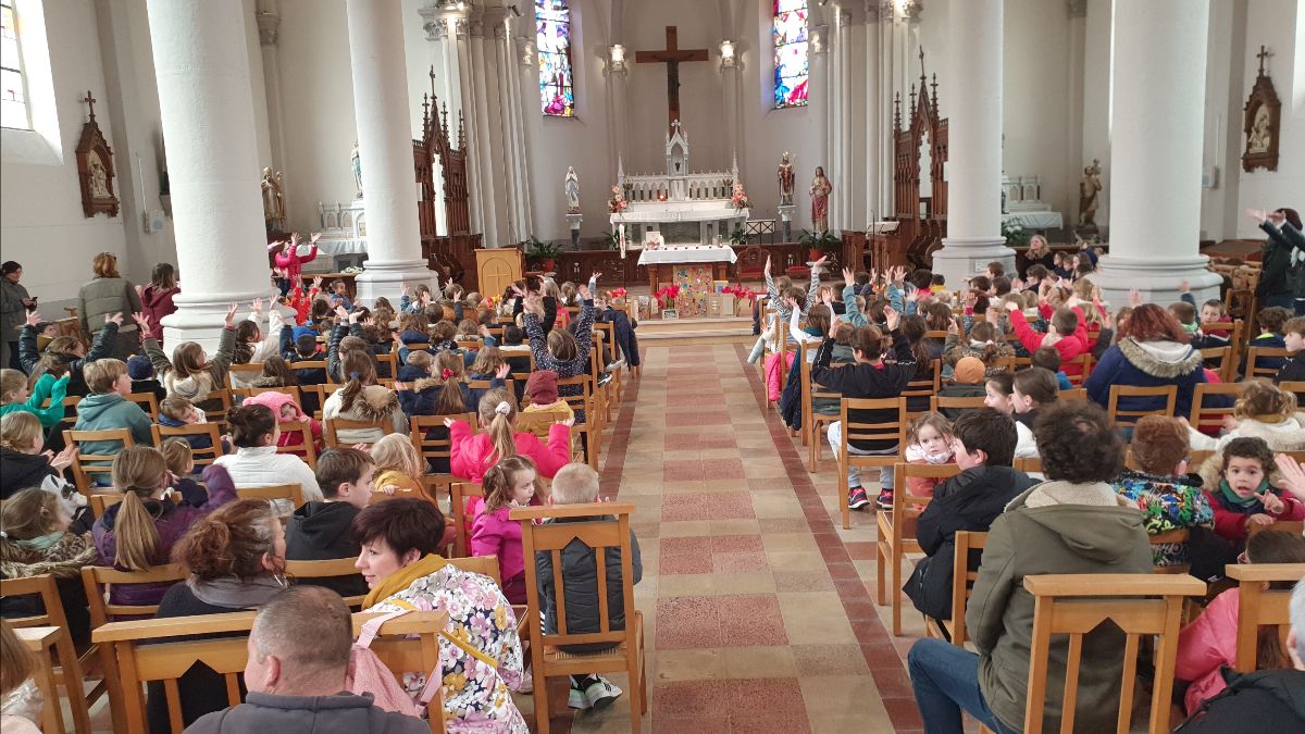 les enfants pendant la célébration à Provin