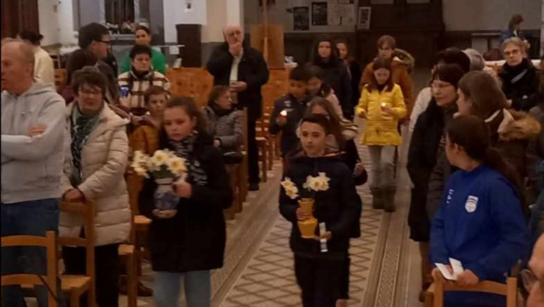 les enfants apportant les éléments de décor pour la table eucharistique