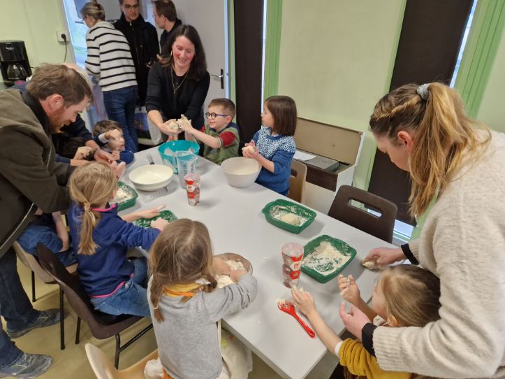 les enfants préparant du pain