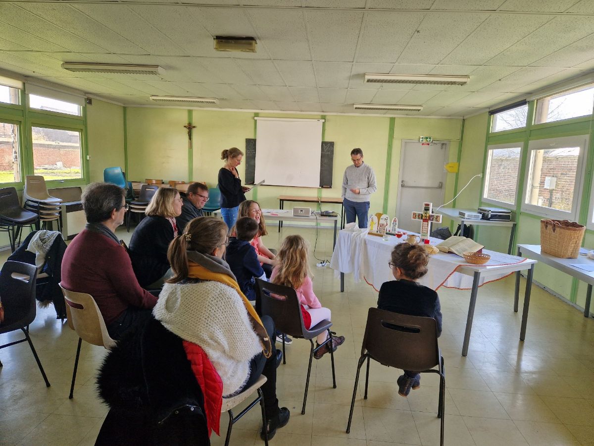 Les enfants pendant le temps de prière