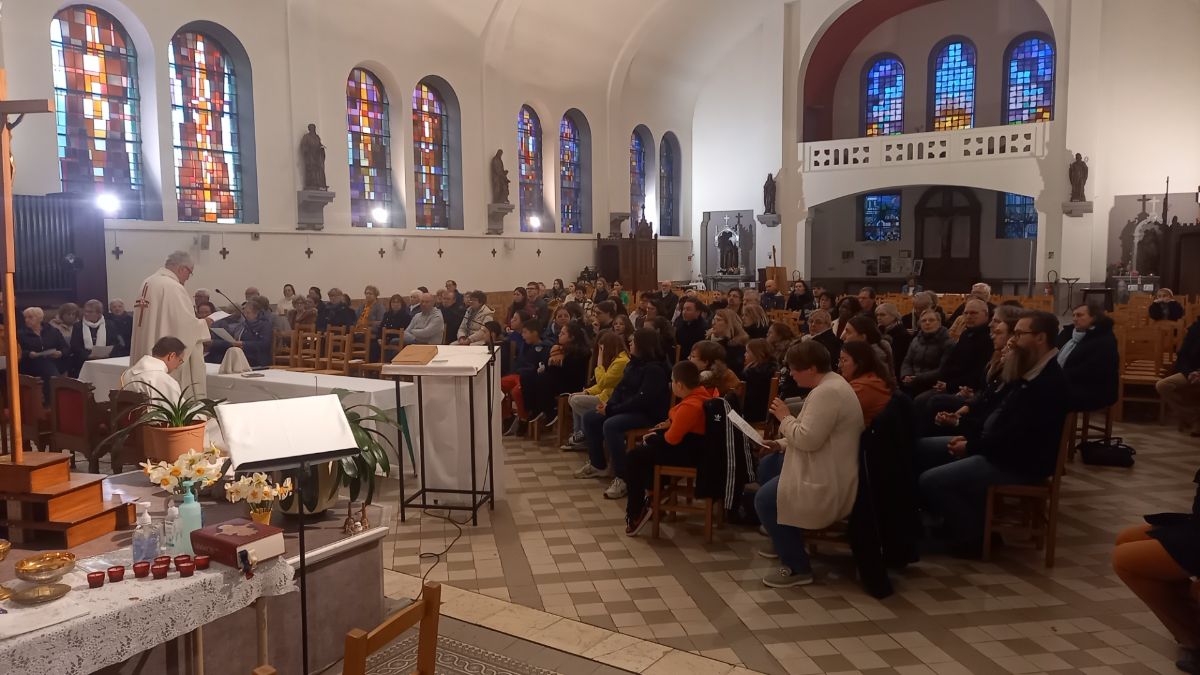 l'assemblée pendant la messe à Bauvin