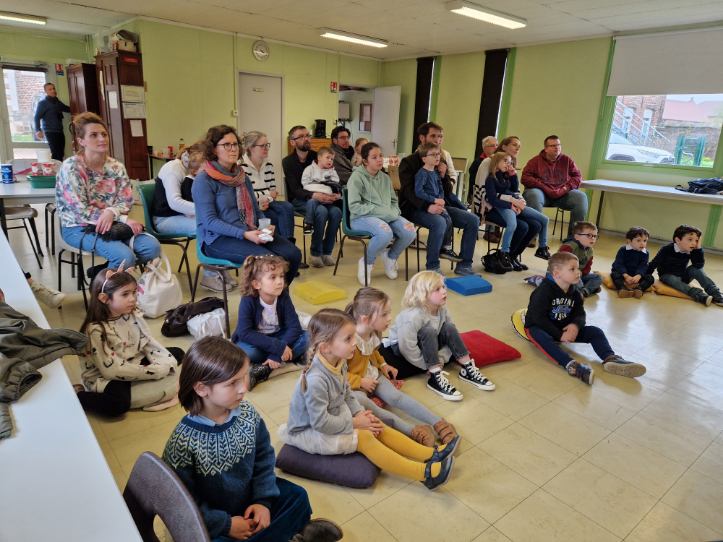 les enfants attentifs pendant la lecture de l'évangile