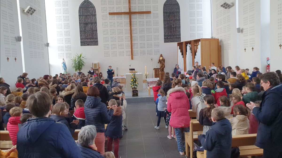 les enfants pendant la célébration à Annœullin