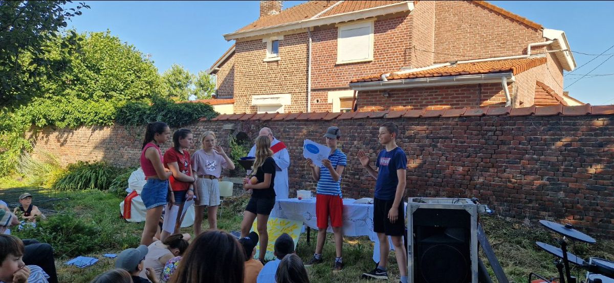 les jeunes participant à la messe