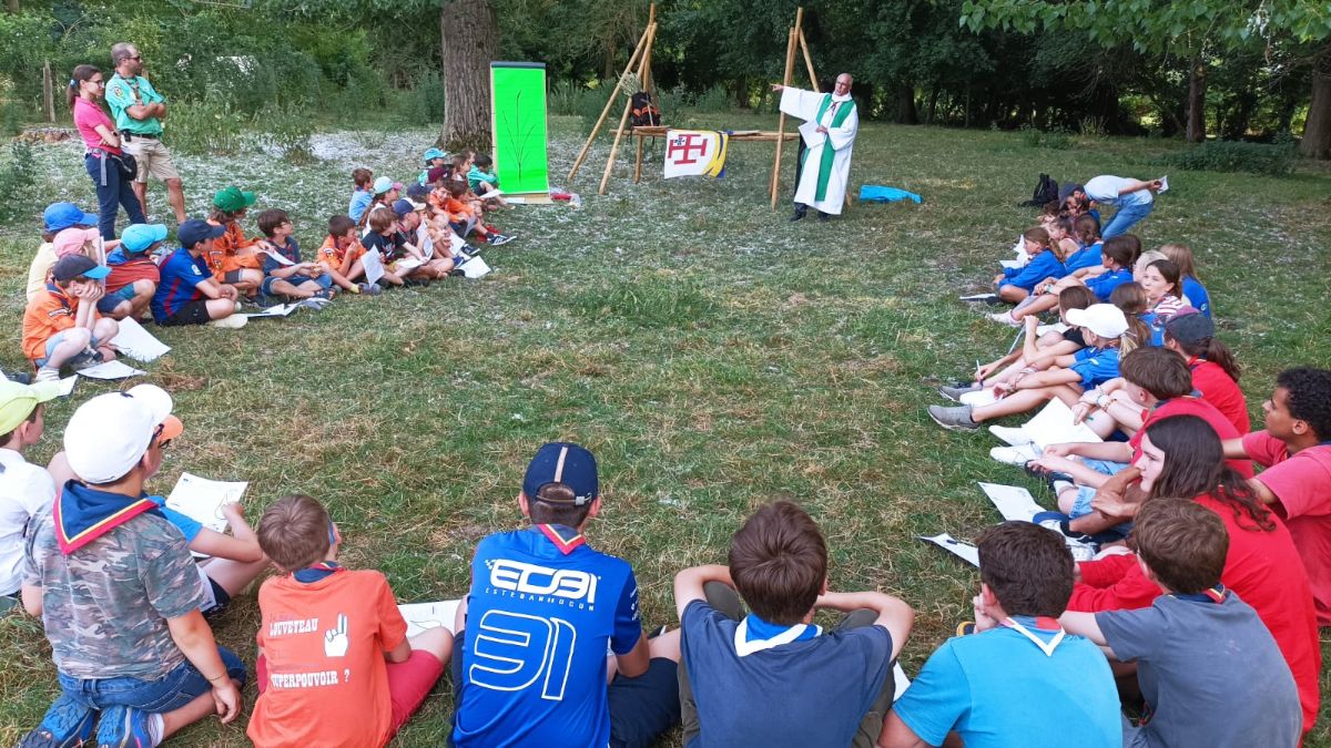 les jeunes attentifs pendant le temps de prière