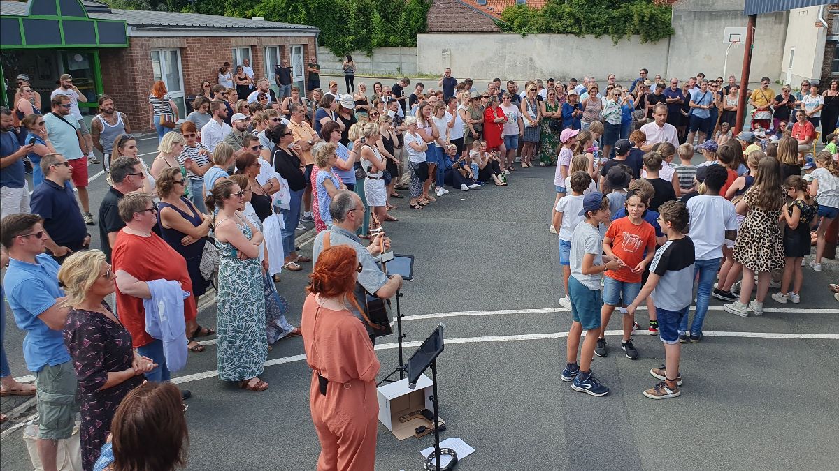 vue de l'assistance (enfants, parents, professeurs, musiciens) pendant la fête