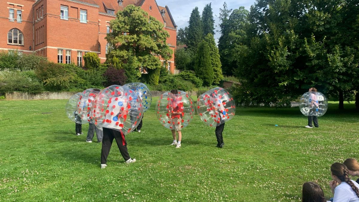 les jeunes en pleins jeux