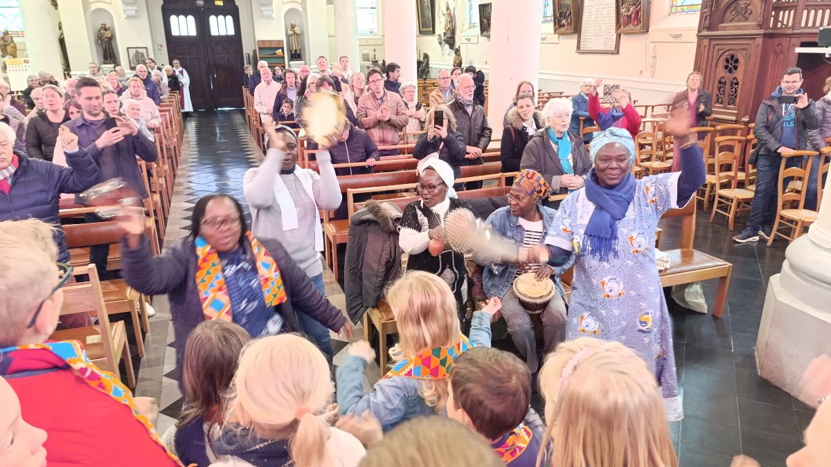 Les soeurs chantant et dansant pendant la messe à Phalempin
