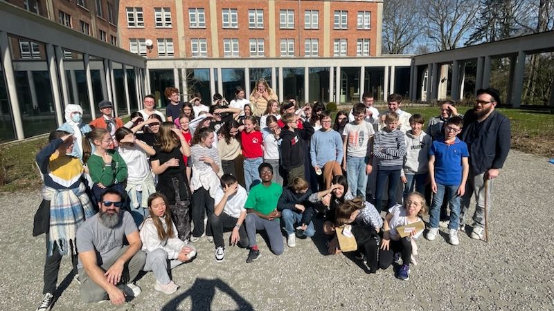 Les jeunes posant dans la cour de la maison Paul VI