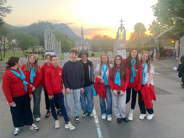 Les jeunes posant devant la basilique