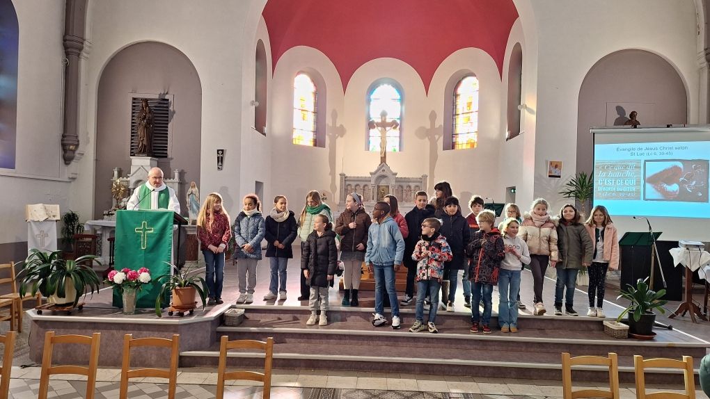 Les jeunes dans le choeur à Bauvin