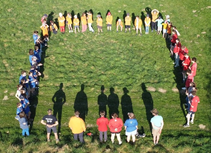vue aérienne des scouts, louveteaux et pionniers