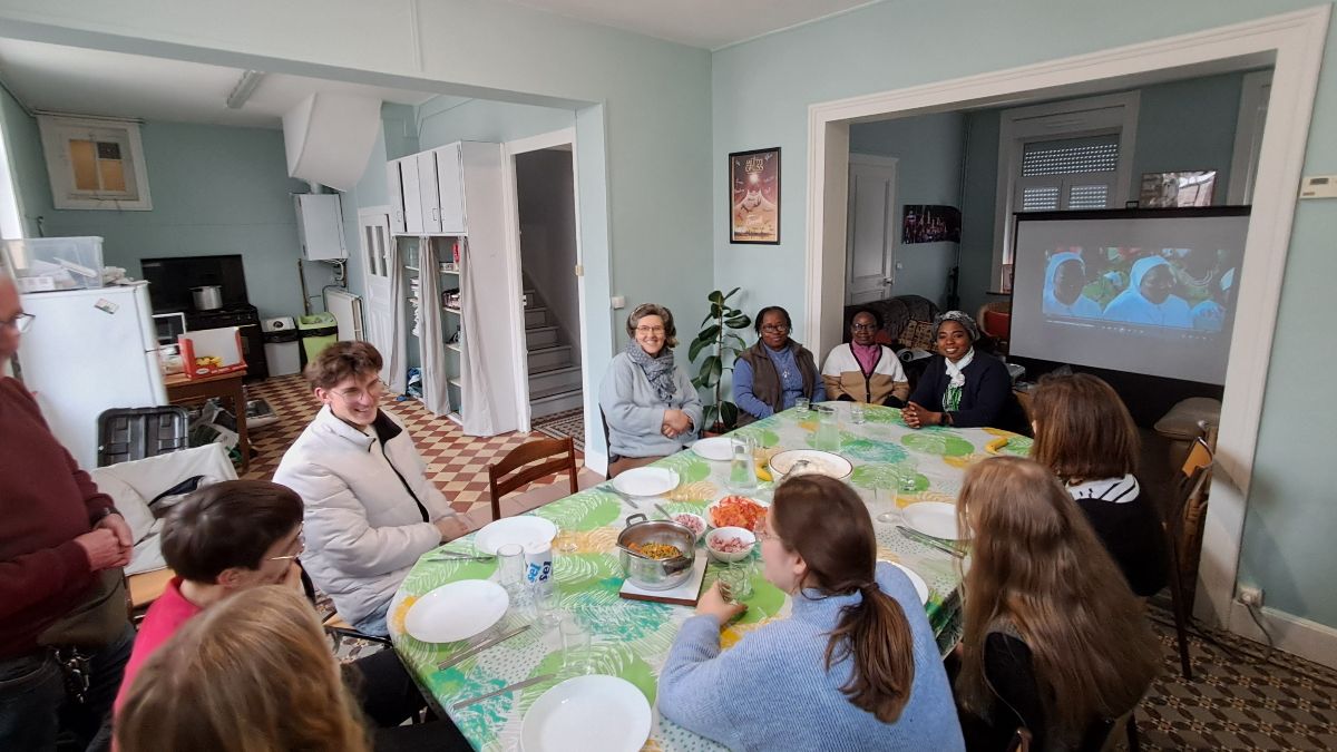 Les soeurs partageant un repas avec les jeunes de l'aumônerie