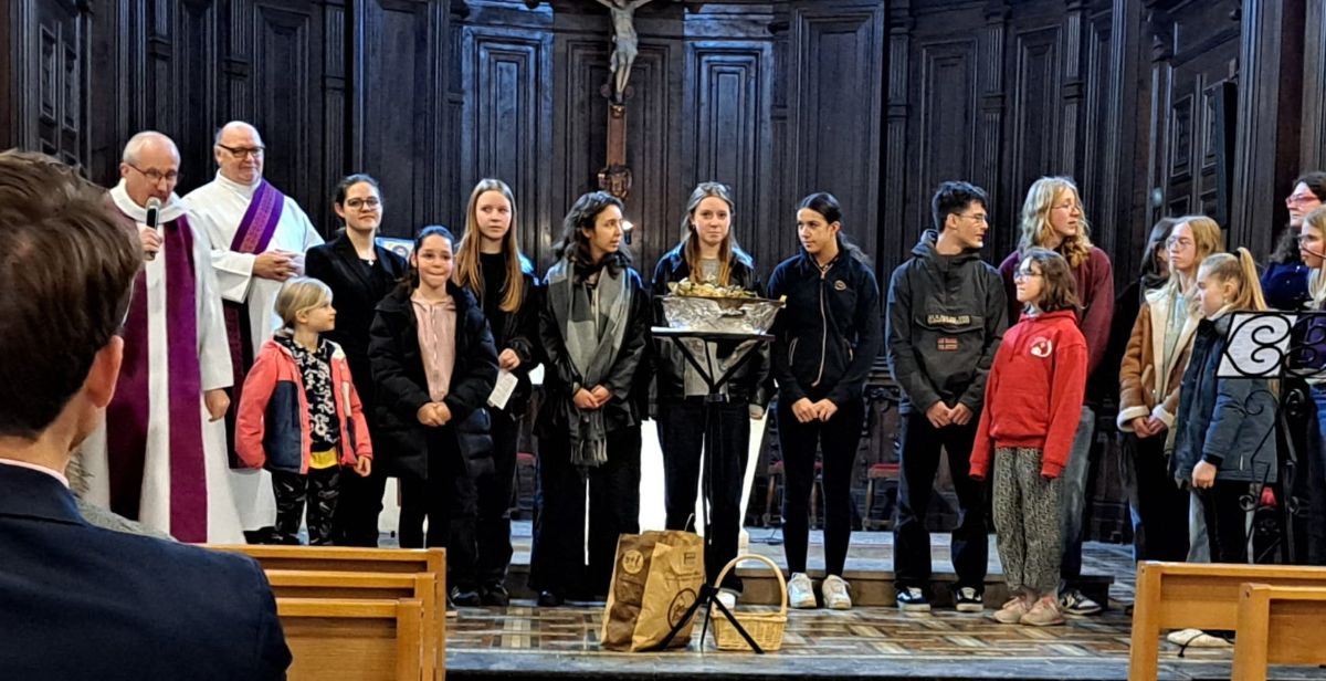 Les jeunes participants à la célébration des cendres