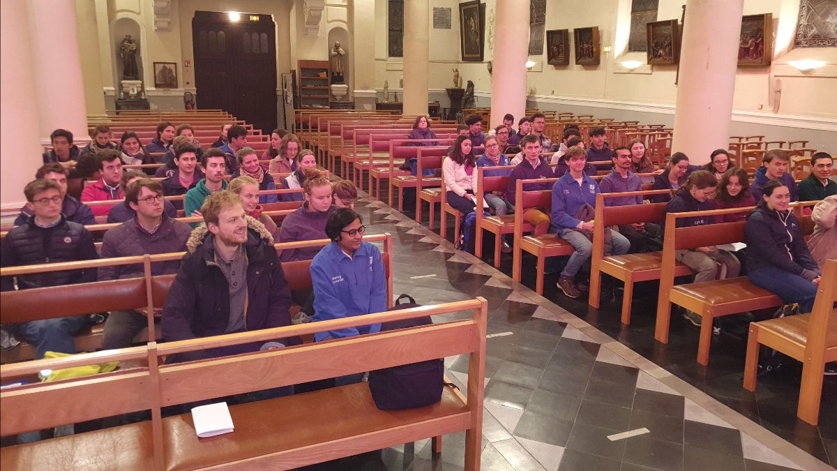 les étudiants dans l'église de Phalempin