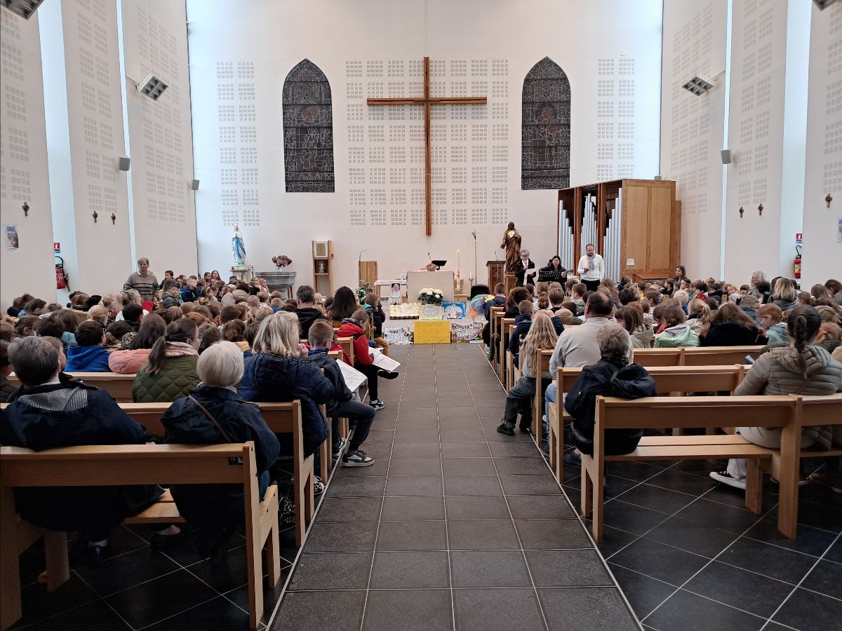 Les enfants dans l'église de Provin