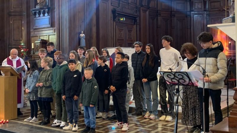Tous les jeunes dans le choeur