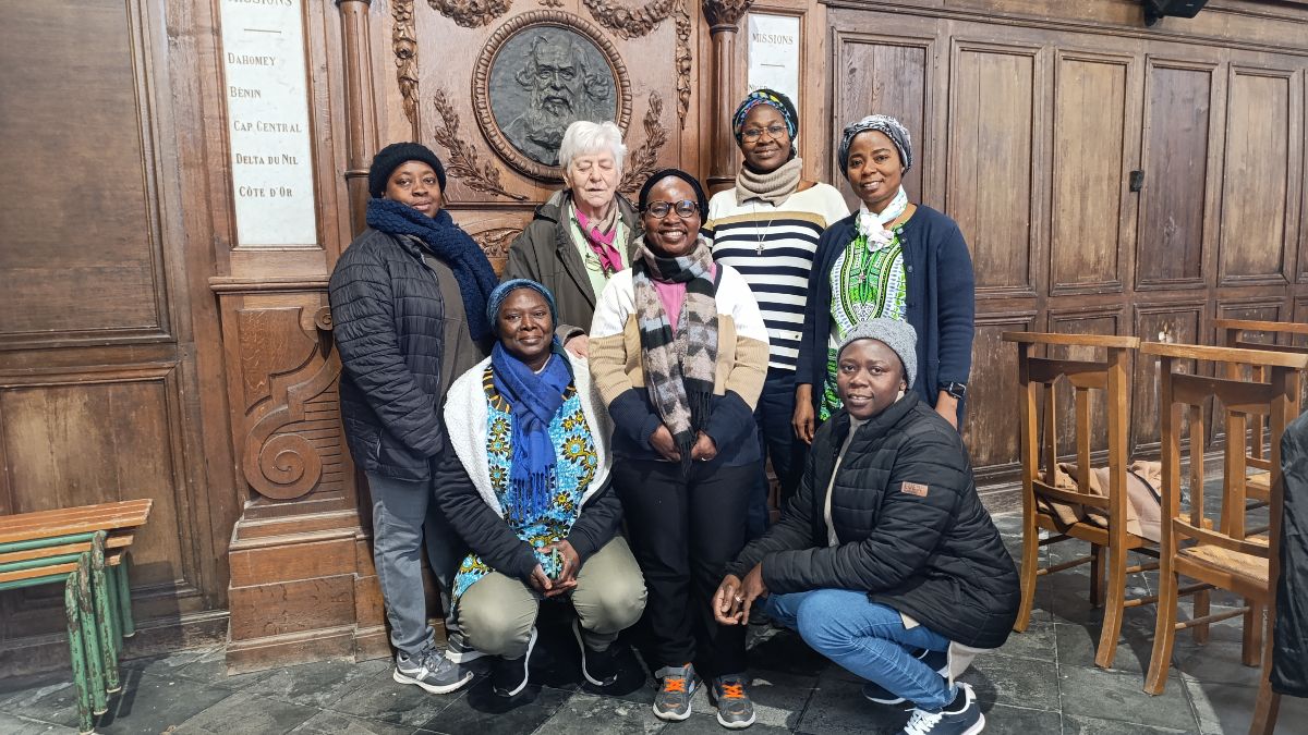 Les soeurs partageant leur expérience avec les paroissiens