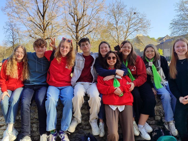 Les jeunes heureux d'être à Lourdes