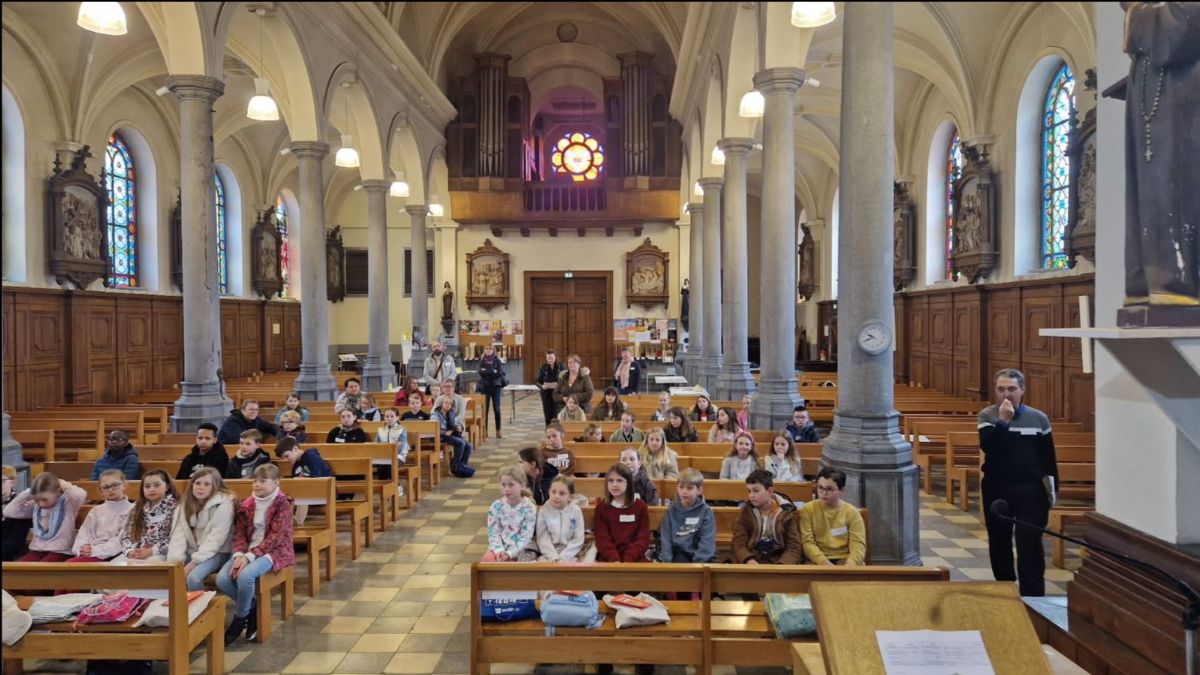 L'assemblée des jeunes pendant le sacrement